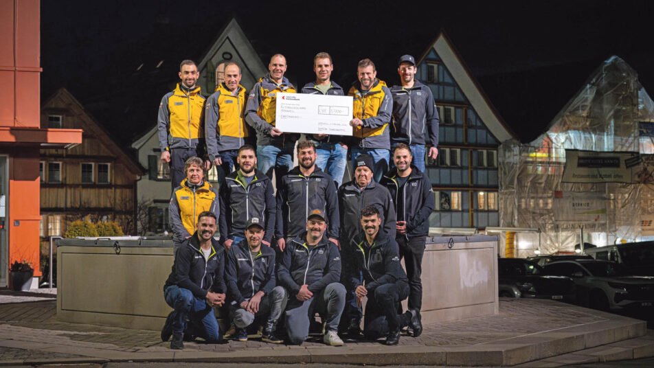 Christbaumverkauf ermöglicht Spende für Rettungskolonne